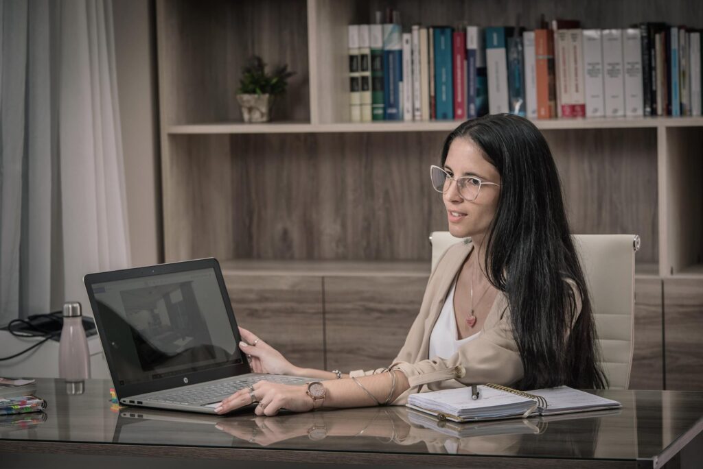 diseñadora mostrando idea