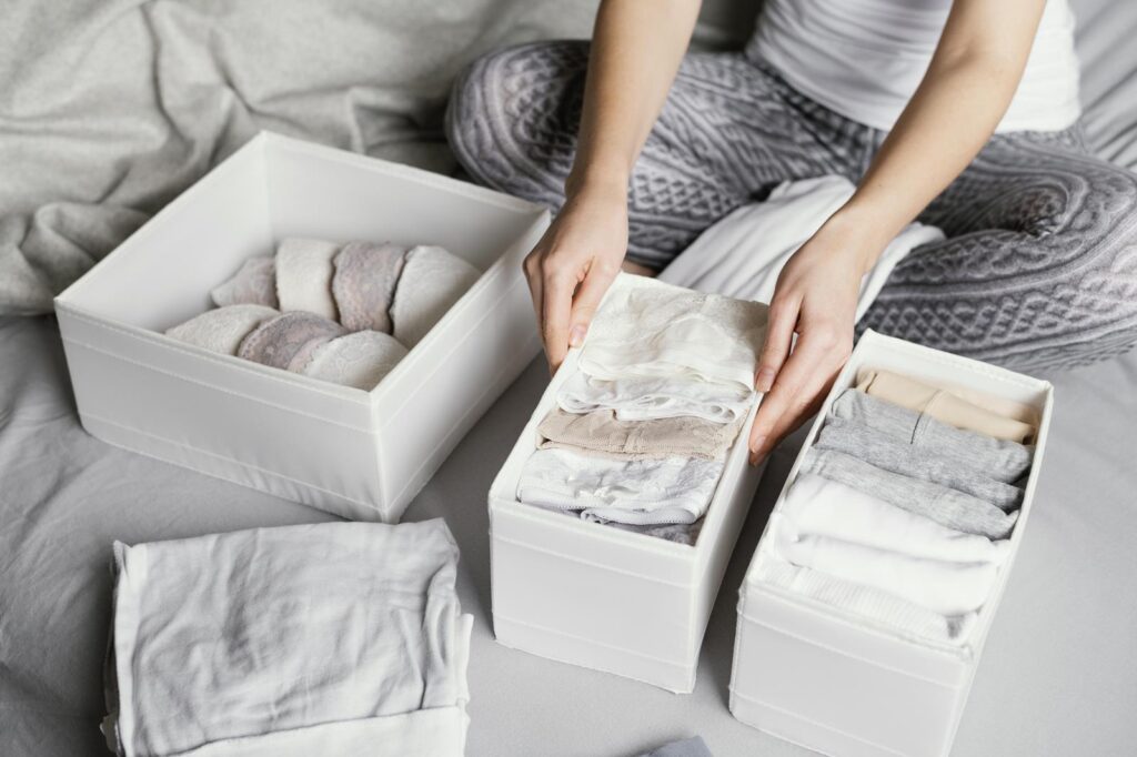 organizar ropa en cajas